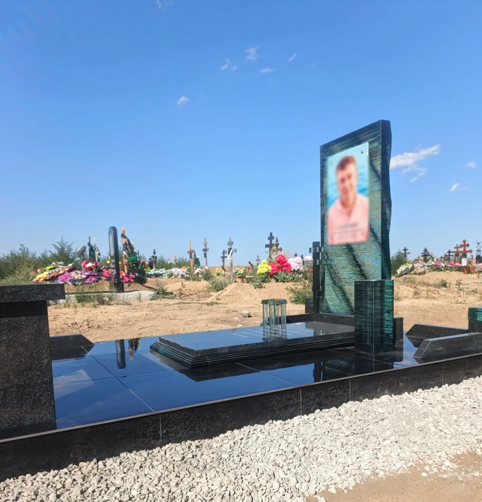 Стеклянный памятник