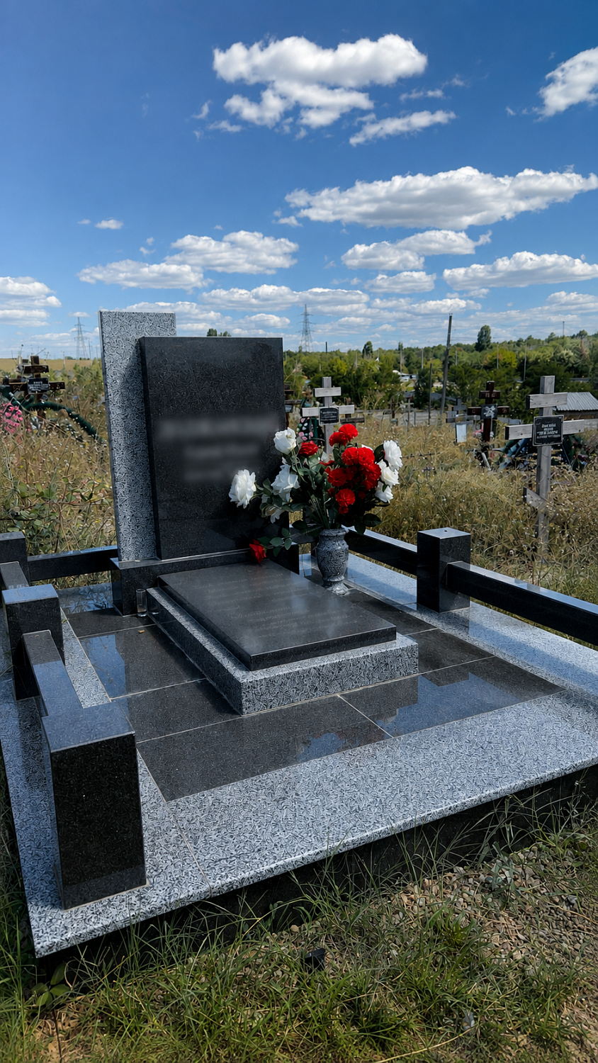Комбинированный памятник из габбро-диабаза и серого гранита с прямоугольной стелой