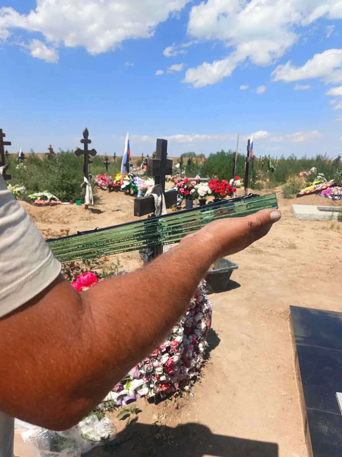 Установка стеклянного памятника