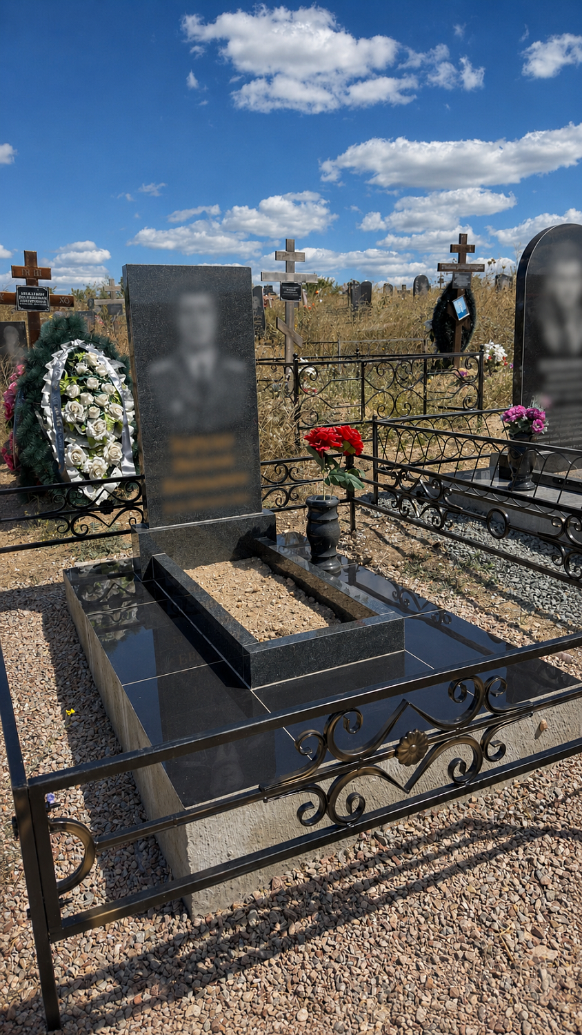 Одинарный памятник из габбро-диабаза с прямоугольной стелой, открытым цветником и металлической оградой